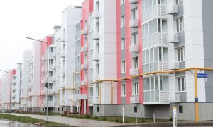 Новый жилой комплекс с благоустроенной территорией и современными многоэтажными домами.