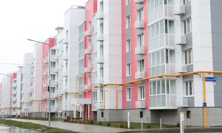 Новый жилой комплекс с благоустроенной территорией и современными многоэтажными домами.