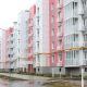Новый жилой комплекс с благоустроенной территорией и современными многоэтажными домами.