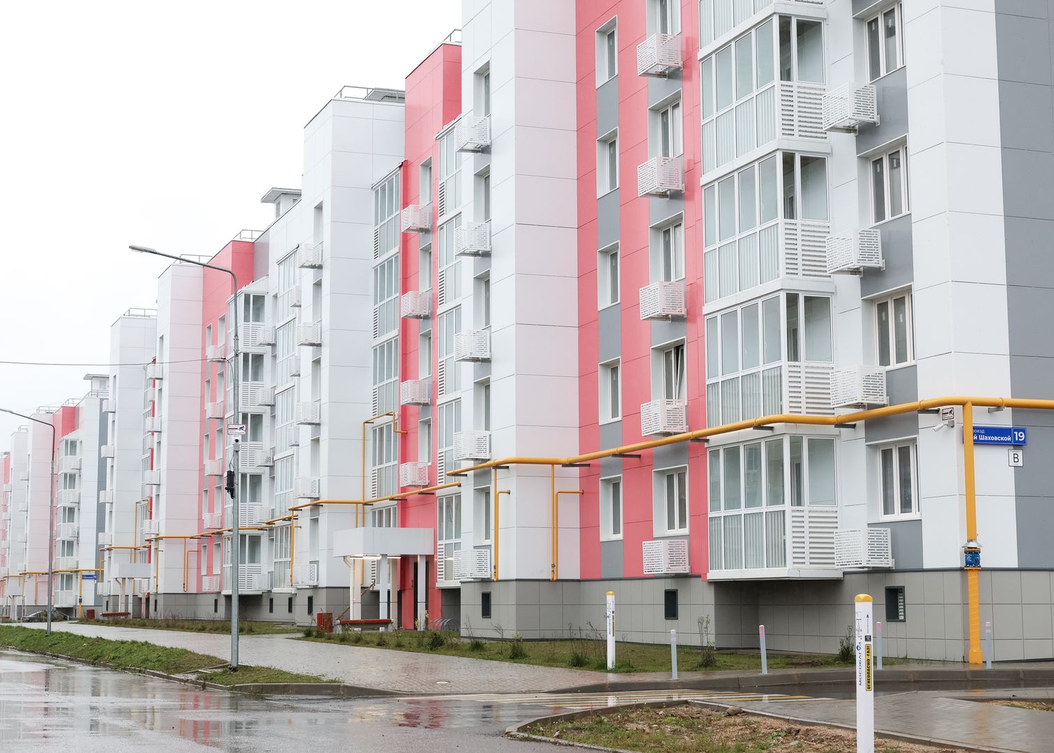 Новый жилой комплекс с благоустроенной территорией и современными многоэтажными домами.