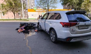 Место ДТП на улице Сулимова в Екатеринбурге с участием кроссовера и мотоцикла
