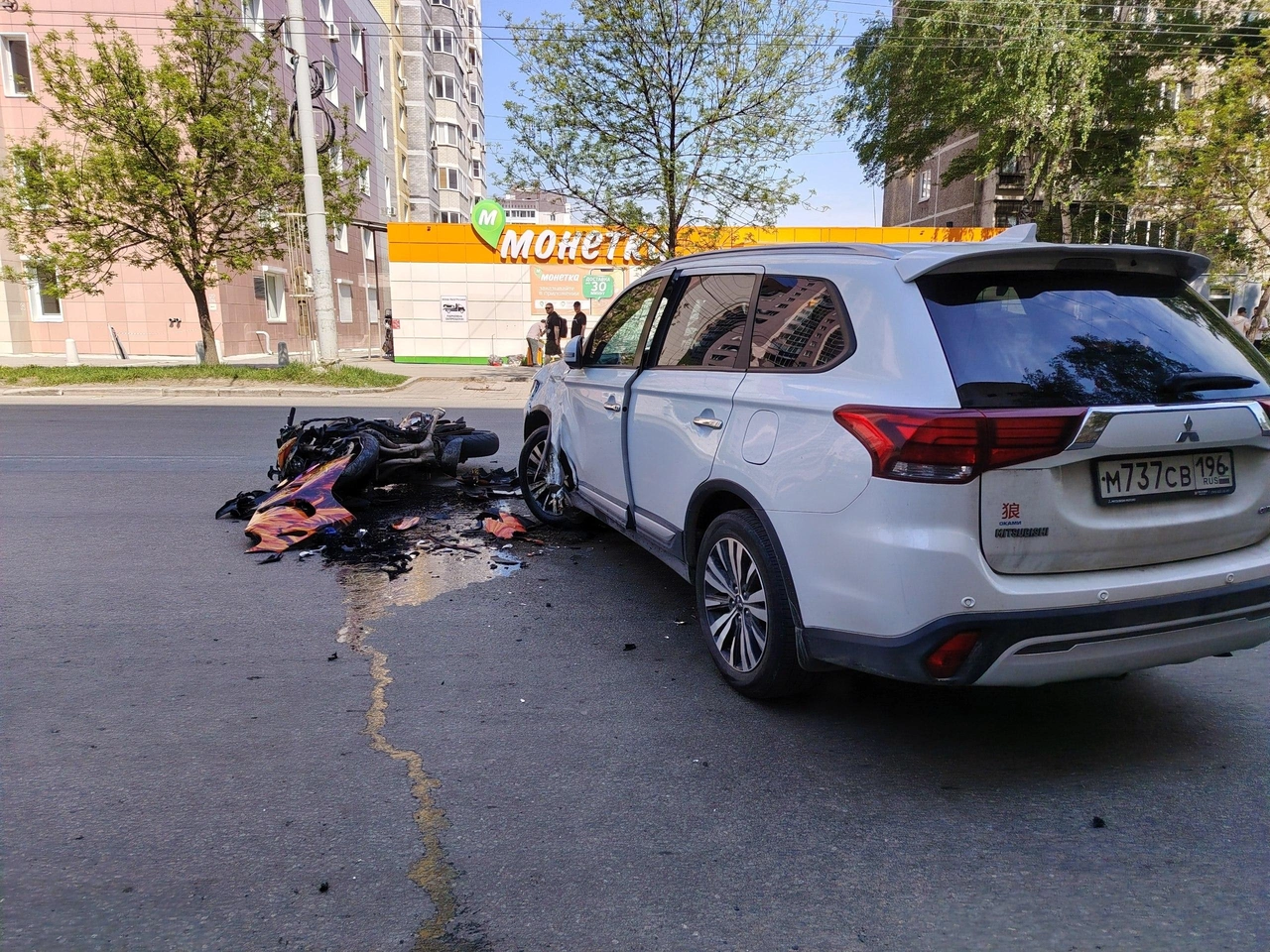 Место ДТП на улице Сулимова в Екатеринбурге с участием кроссовера и мотоцикла