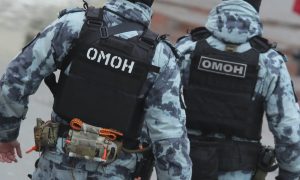 Сотрудники ОМОН в бронежилетах.