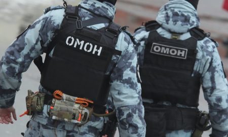 Сотрудники ОМОН в бронежилетах.