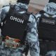 Сотрудники ОМОН в бронежилетах.