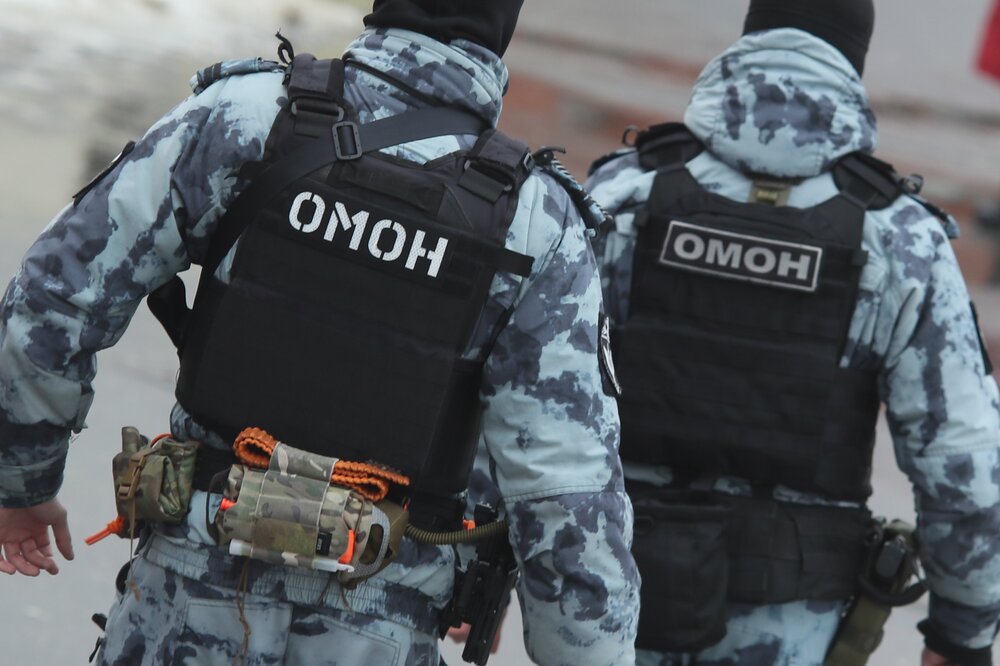 Сотрудники ОМОН в бронежилетах.