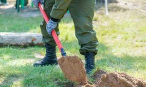 Пожарный во время тушения лесного пожара.