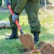 Пожарный во время тушения лесного пожара.