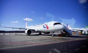 Самолет авиакомпании «Уральские авиалинии» в аэропорту