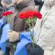 Люди держат гвоздики