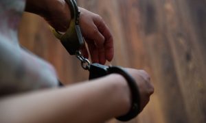 Мужчина в наручниках