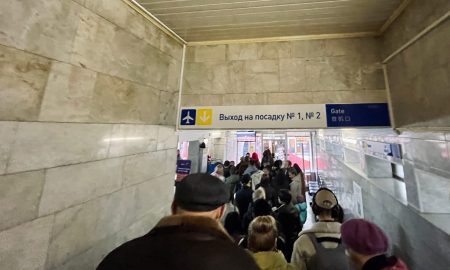 Люди идут по аэропорту