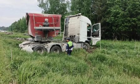 Разрушенный внедорожник Land Rover и грузовик Volvo после столкновения в кювете на трассе под Нижними Сергами.