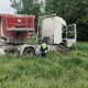 Разрушенный внедорожник Land Rover и грузовик Volvo после столкновения в кювете на трассе под Нижними Сергами.