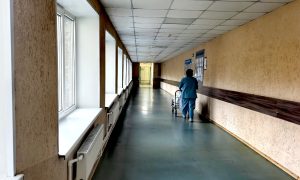 Медработник в коридоре больницы