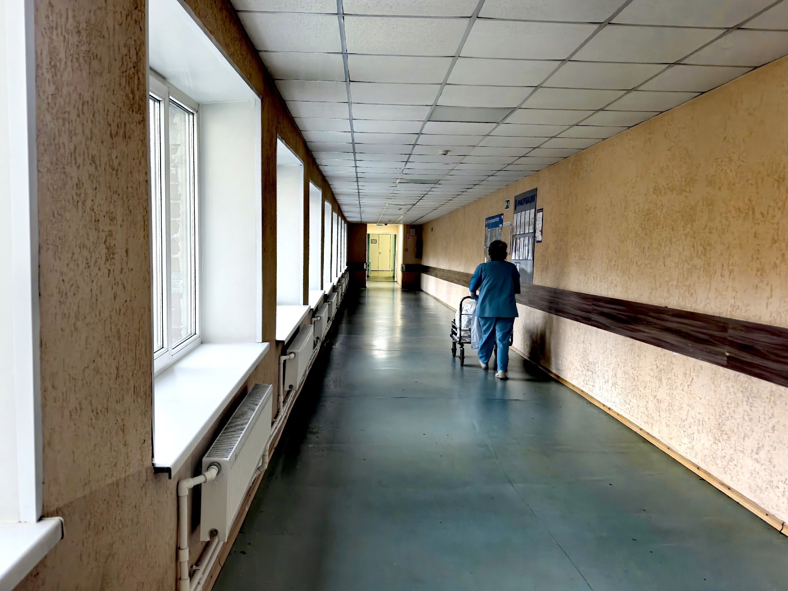 Медработник в коридоре больницы