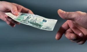Мужчина передает деньги