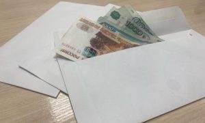 Деньги лежат на столе