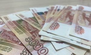 Деньги лежат на столе