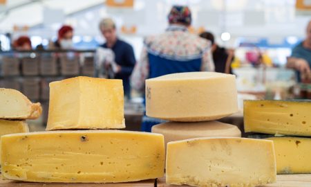 Продукция уральских сыроварен на продовольственной ярмарке в Свердловской области.
