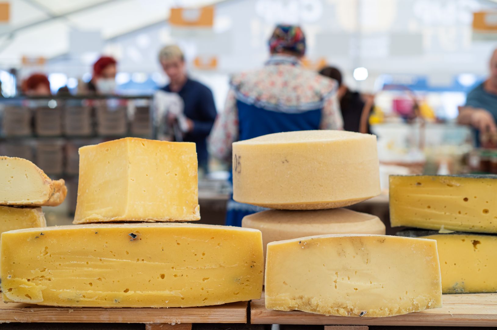 Продукция уральских сыроварен на продовольственной ярмарке в Свердловской области.