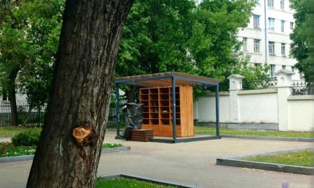 В сквере у дома 33 по улице Ленина в Екатеринбурге обнаружили труп.