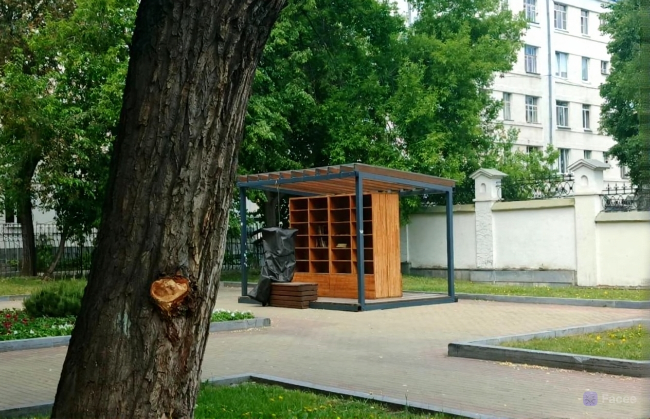 В сквере у дома 33 по улице Ленина в Екатеринбурге обнаружили труп.