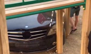 Автомобиль влетел на детскую площадку
