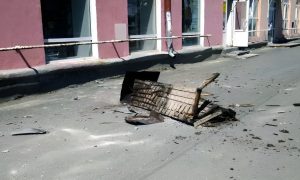Кусок кровли, который упал рядом с прохожими в Асбесте.