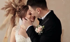Свадебное фото: жених целует невесту