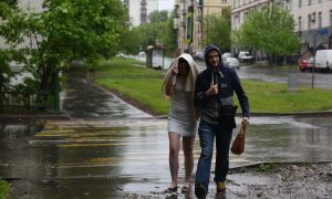 Молодые люди во время дождя.