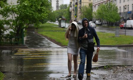 Молодые люди во время дождя.