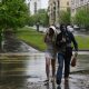 Молодые люди во время дождя.