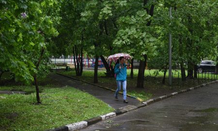 Женщина с зонтом во время грозы.