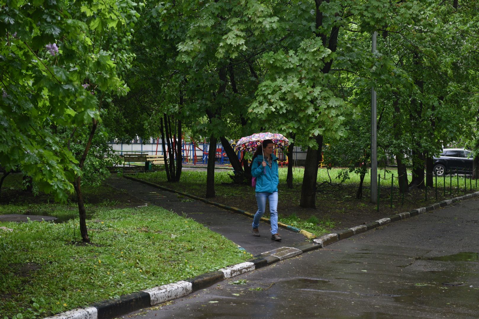 Женщина с зонтом во время грозы.