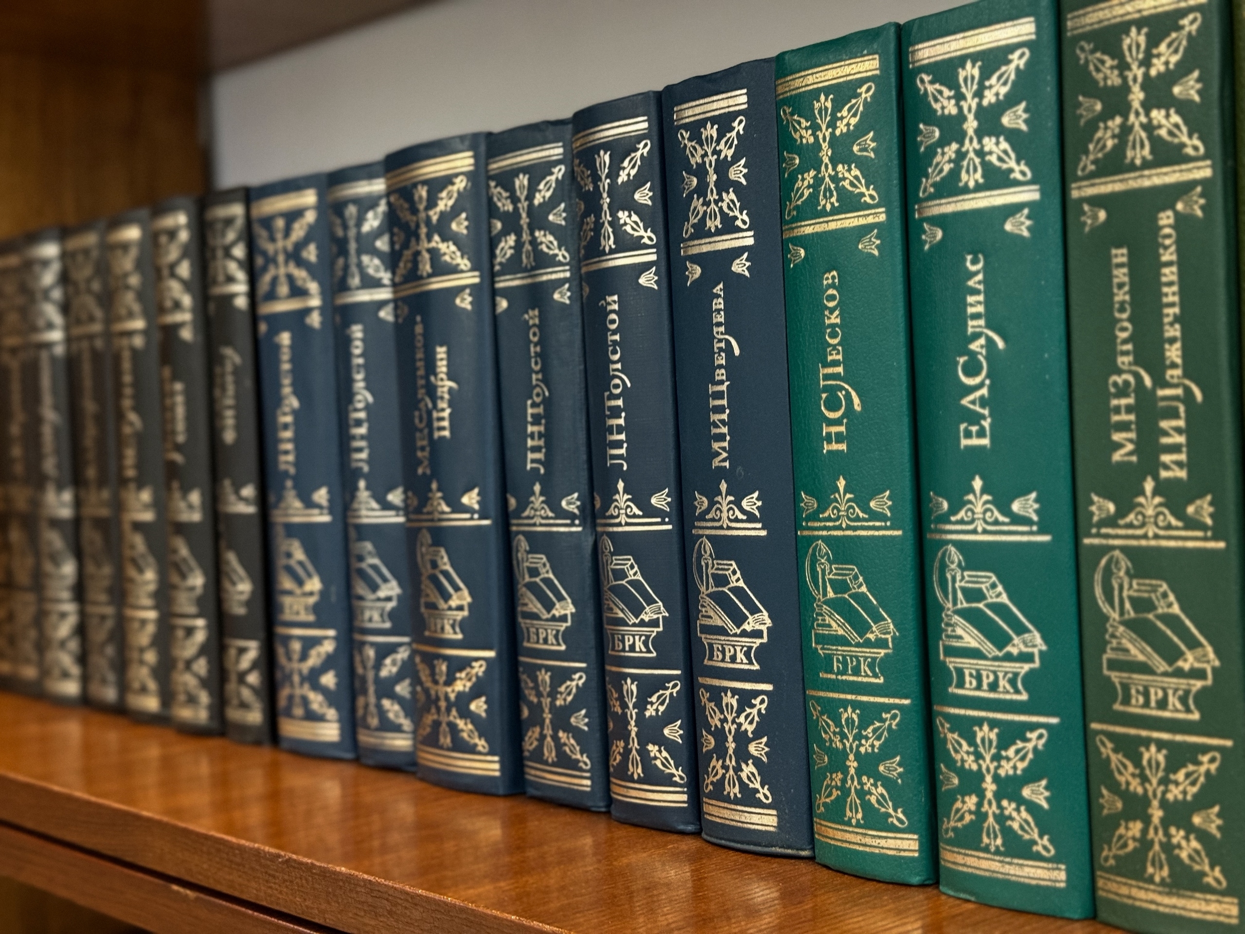 Книги стоят на полке