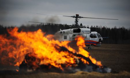 Вертолет МЧС производит высадку пожарного десанта на межрегиональных учениях по тушению лесных пожаров.
