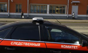 Автомобиль Следственного комитета РФ, припаркованный на улице Бауманская в Москве.