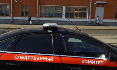 Автомобиль Следственного комитета РФ, припаркованный на улице Бауманская в Москве.
