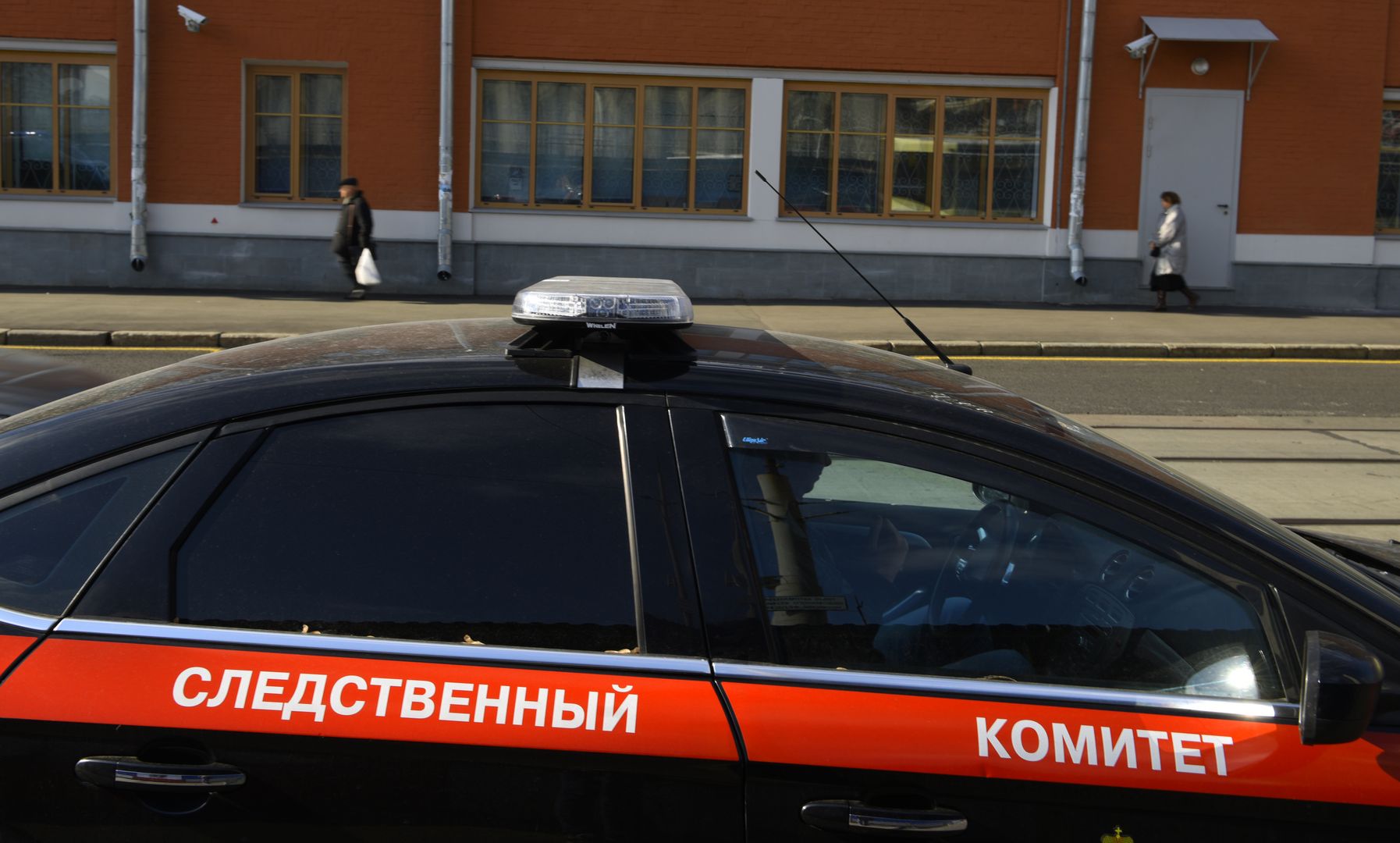 Автомобиль Следственного комитета РФ, припаркованный на улице Бауманская в Москве.