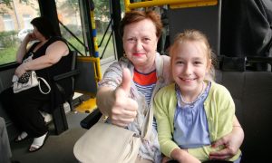 Пенсионерка и ее внучка в автобусе.