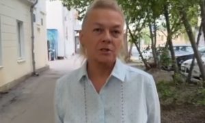 Ставшая жертвой мошенников женщина