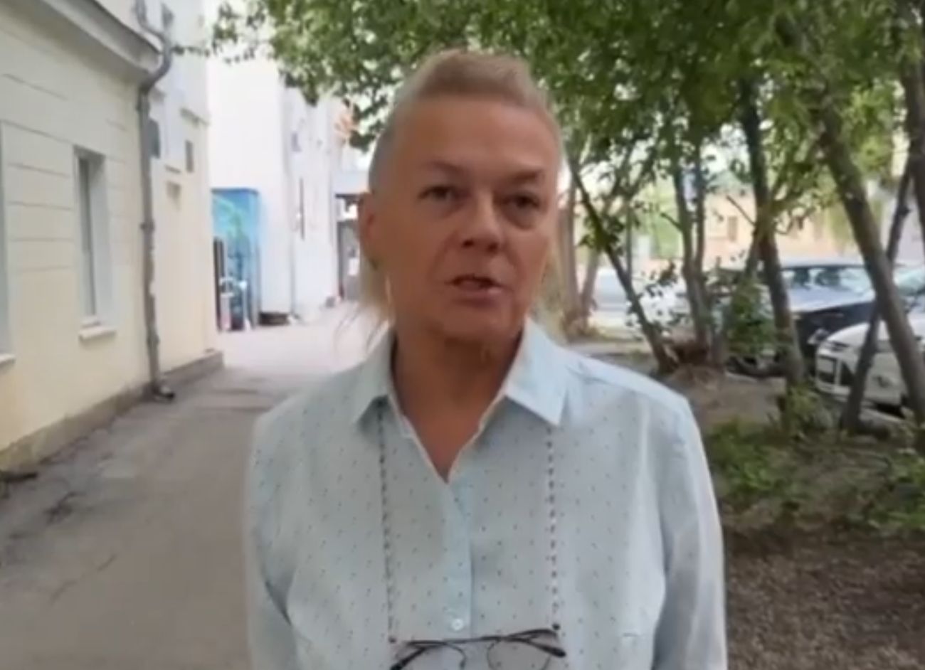 Ставшая жертвой мошенников женщина