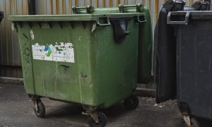 Мусорные контейнеры на площадке