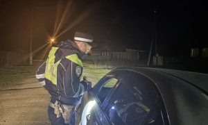 Сотрудник ГАИ разговаривает с водителем