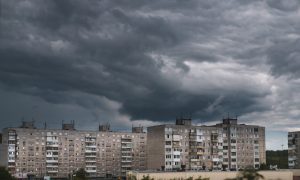 Темная туча над городом