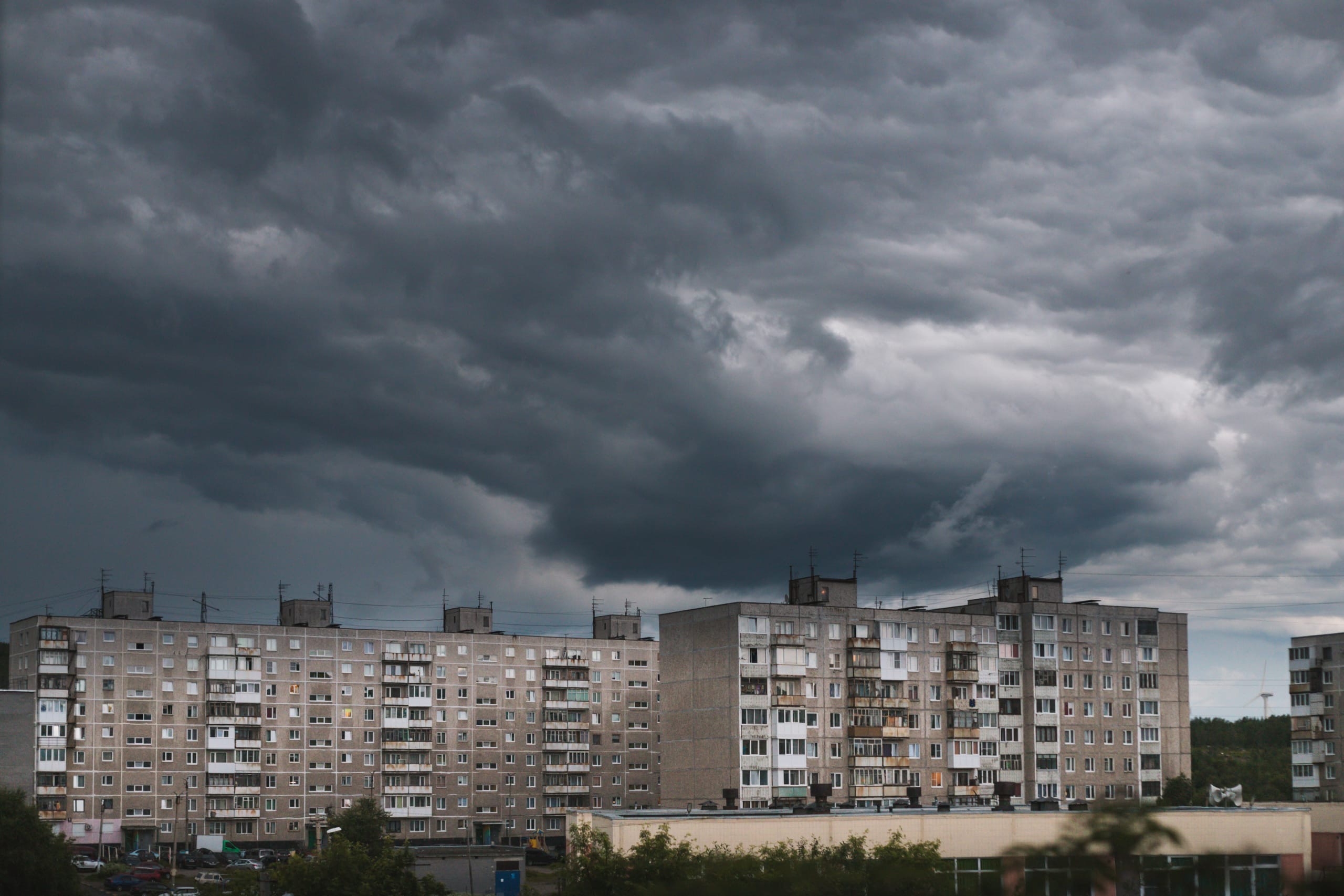 Темная туча над городом