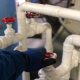 Рабочий закручивает вентиль