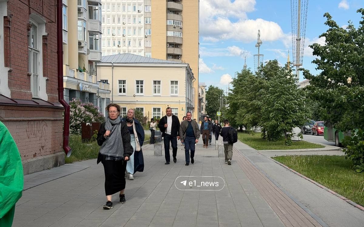 Жители Екатеринбурга во время ракетной опасности 29 мая 2026 года.