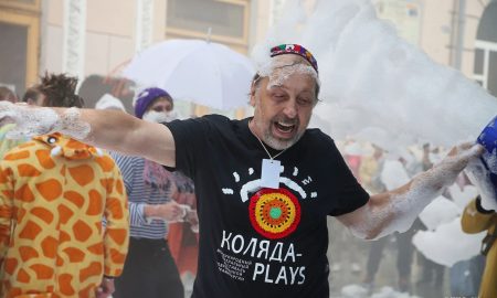 Мужчина у Коляда-Театра.